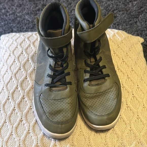 Boys Old Navy Size 6 Sneakers Green Camouflage - Picture 2 of 9